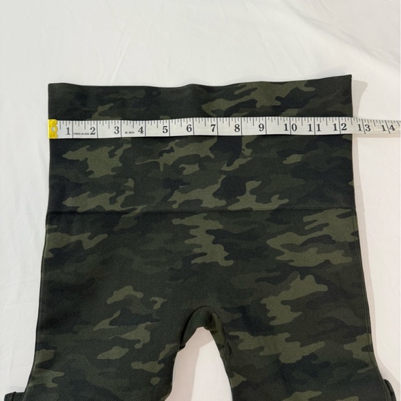 SPANX‎ Women's Seamless Camo Leggings, Green Camo, Size Medium - Picture 7 of 11